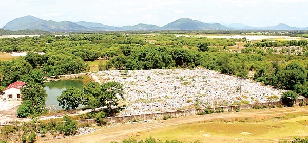 Dozen of tonnes of waste, allegedly discharged by Hưng Nghiệp Formosa Hà Tĩnh Steel Company, were discovered buried in a landfill in central Hà Tĩnh Province’s Thiên Cầm Town in Cẩm Xuyên District. (Photo: SGGP)